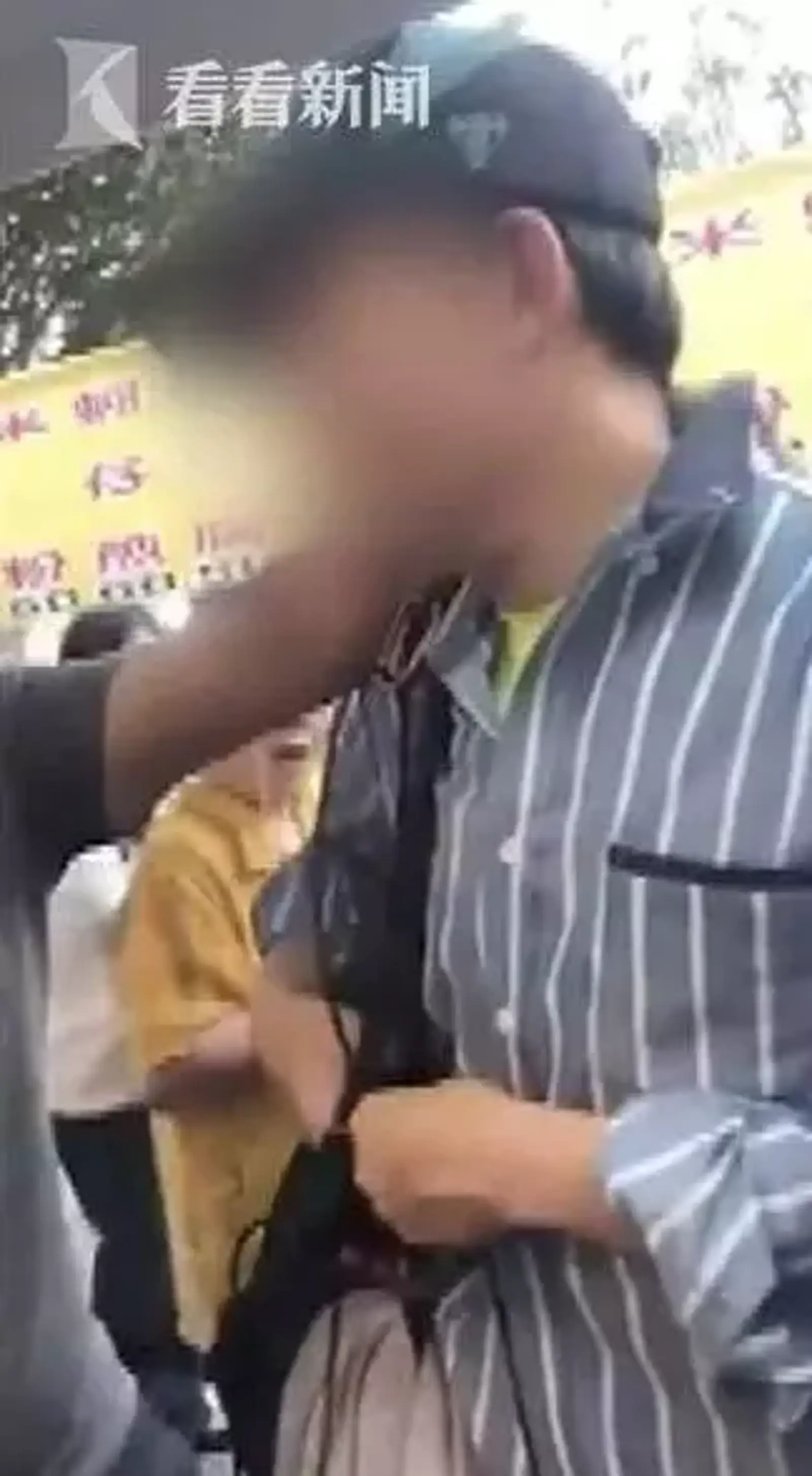 50岁男子偷拍裙底被抓其母：我儿很乖只是爱拍照