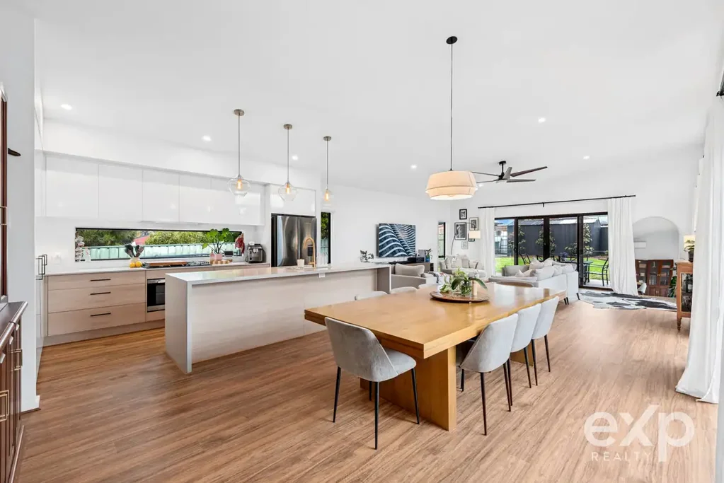 Morphett Vale 3房  Contemporary Style, Exceptional Privacy & Effortless Living