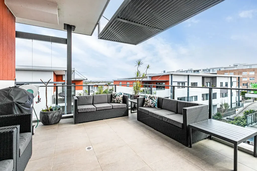 ONE OF THE LARGEST IN COMPLEX TOP FLOOR APARTMENT