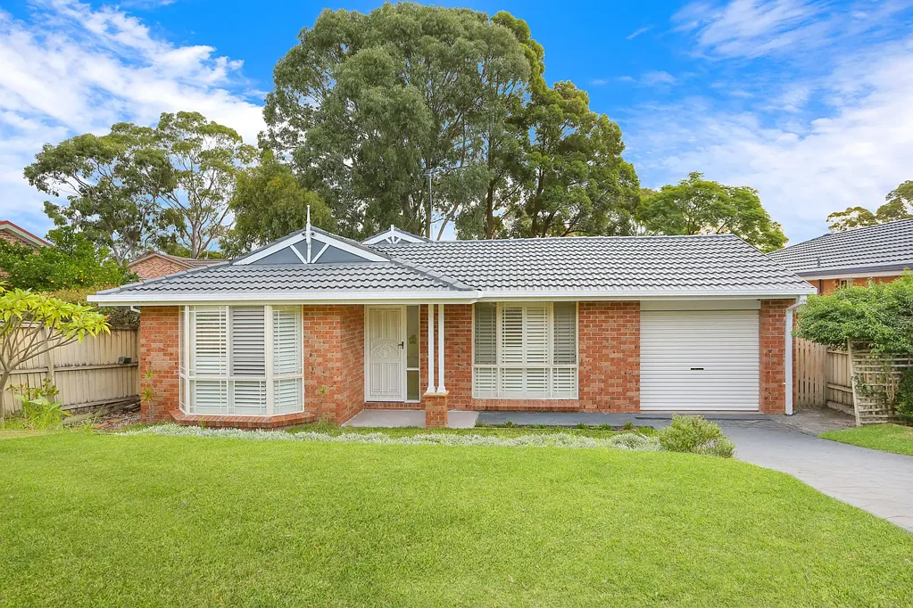 Quakers Hill 4房 永久家园，东北朝向，步行Wright保护区，商店学校交通便利。宽敞布局，自然光线充足，Hampton风格厨房，多功能生活区域。4卧主人套房，分层空调壁炉，室外凉亭，太阳能电池系统。地理位置优越，靠近学校火车站购物中心。联系预约看房！ Northeast-Facing, Light-Filled Family Home at Prime Location!