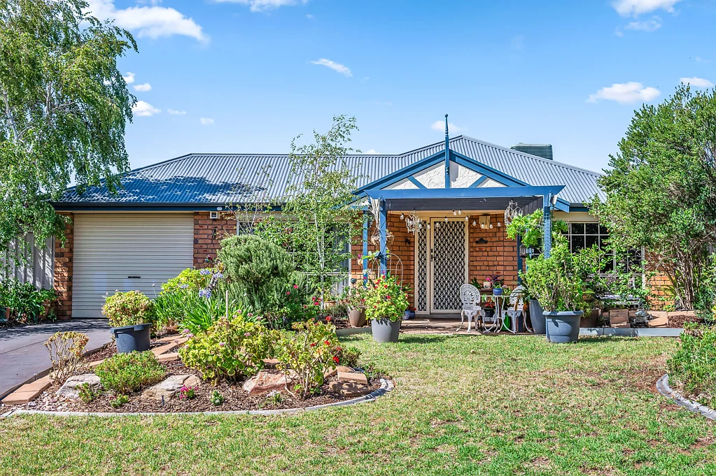 33 Magnolia Crescent, Craigmore, SA 5114
