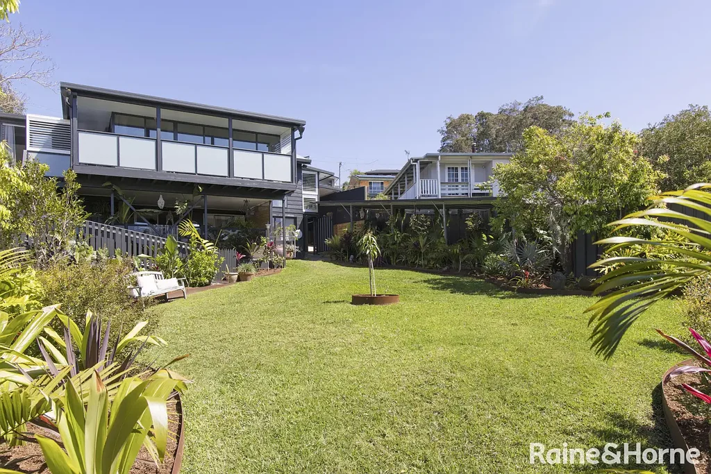 Lemon Tree Passage 4chambre Beautifully Renovated Home with Dual Living & Water Views