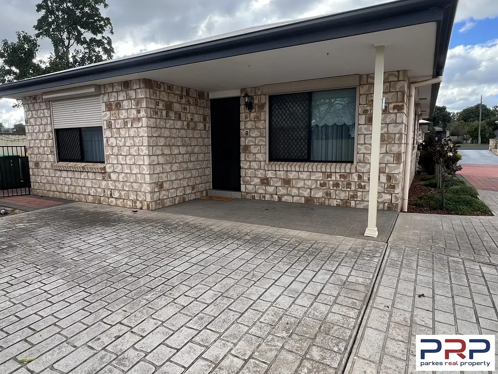Parkes 2 Bedroom Neat & Secure Unit in a Great Location