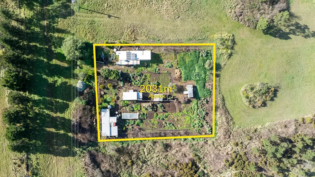 Beveridge 2031 Sq mt (approx) Large Land with Well Established Hobby Farm