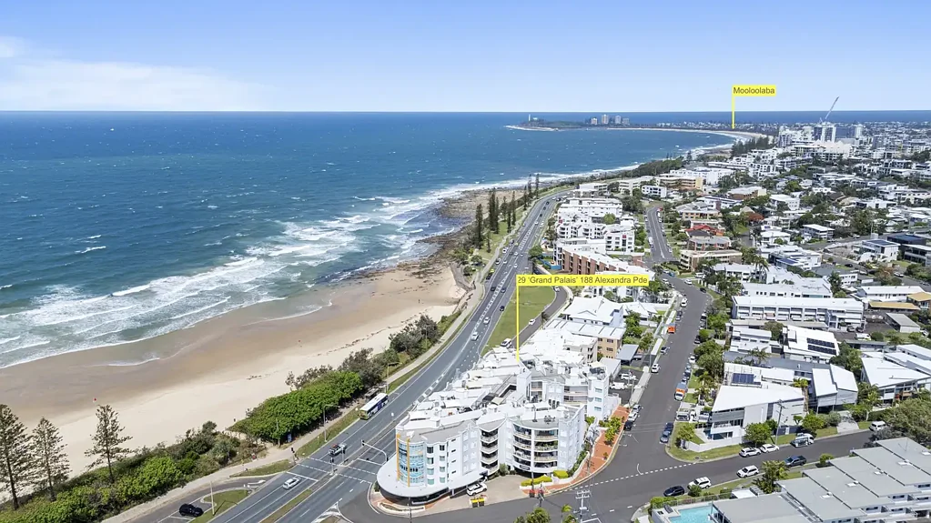 Alexandra Headland 2房  Spacious Coastal Living Metres from the Beach