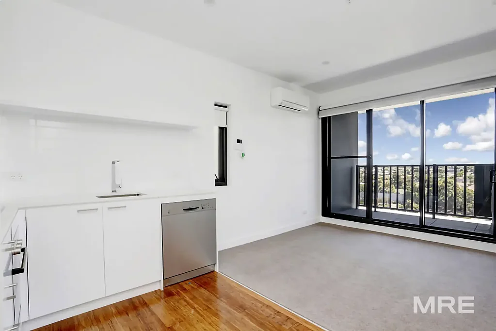 Sun drenched apartment in Brunswick West
