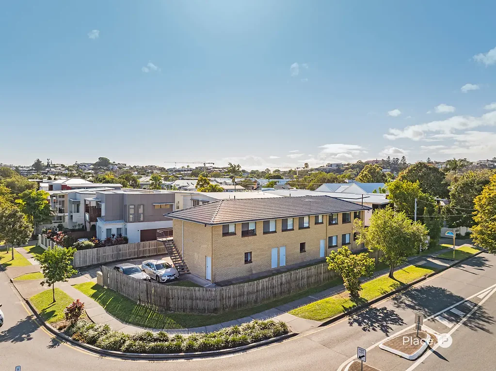 Bulimba 8房 已翻新，回报丰厚，并可建至四层高！ Renovated, Strong Returns, and the ability to get to 4 Stories high!