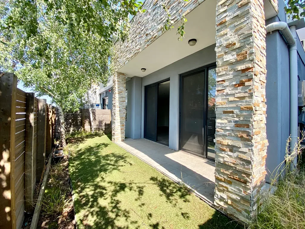 OVERSIZED GROUND FLOOR TWO BEDROOM APARTMENT CLOSE TO EVERYTHING | FLARE REAL ESTATE