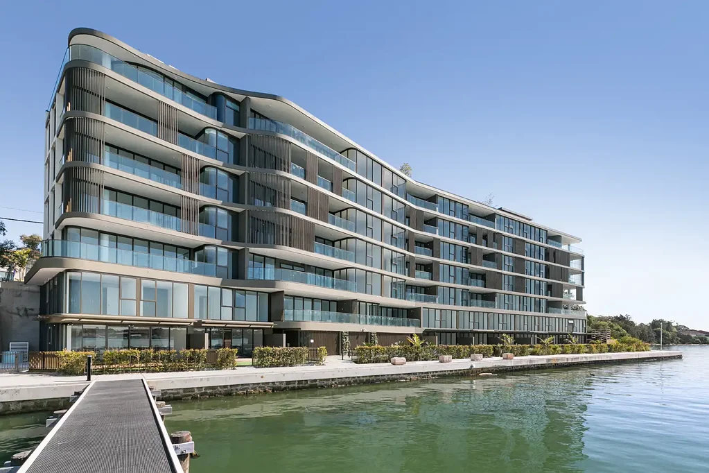 THE UPPER DECK - BRAND NEW WATERFRONT APARTMENT