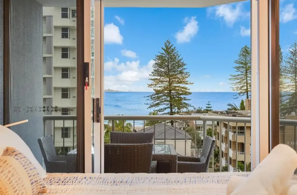 Coolangatta 2ਬੈੱਡਰੂਮ Modern Beachside Getaway with Captivating Ocean Views