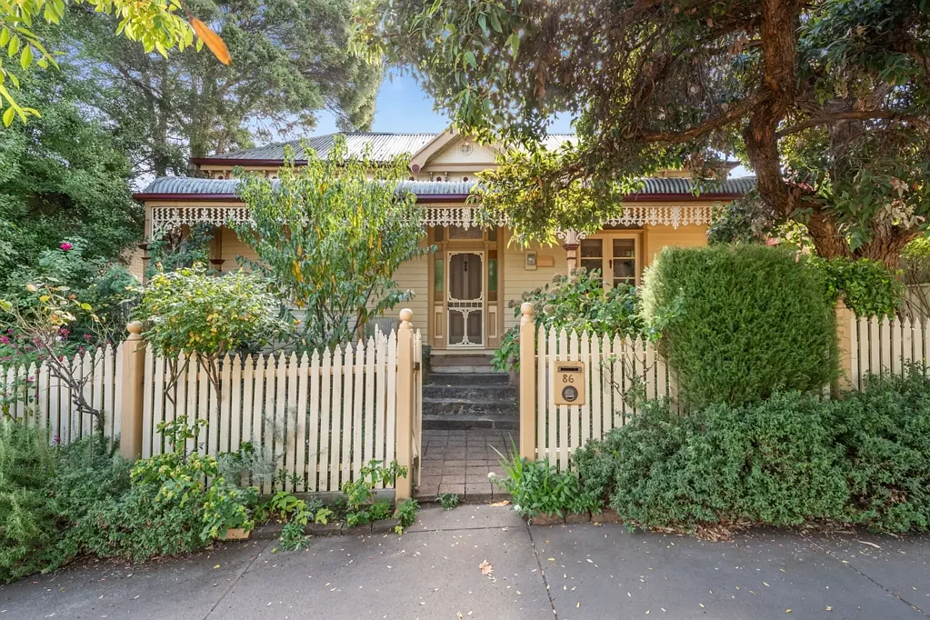Bendigo 3 Bedroom Prime Location charm and character !!