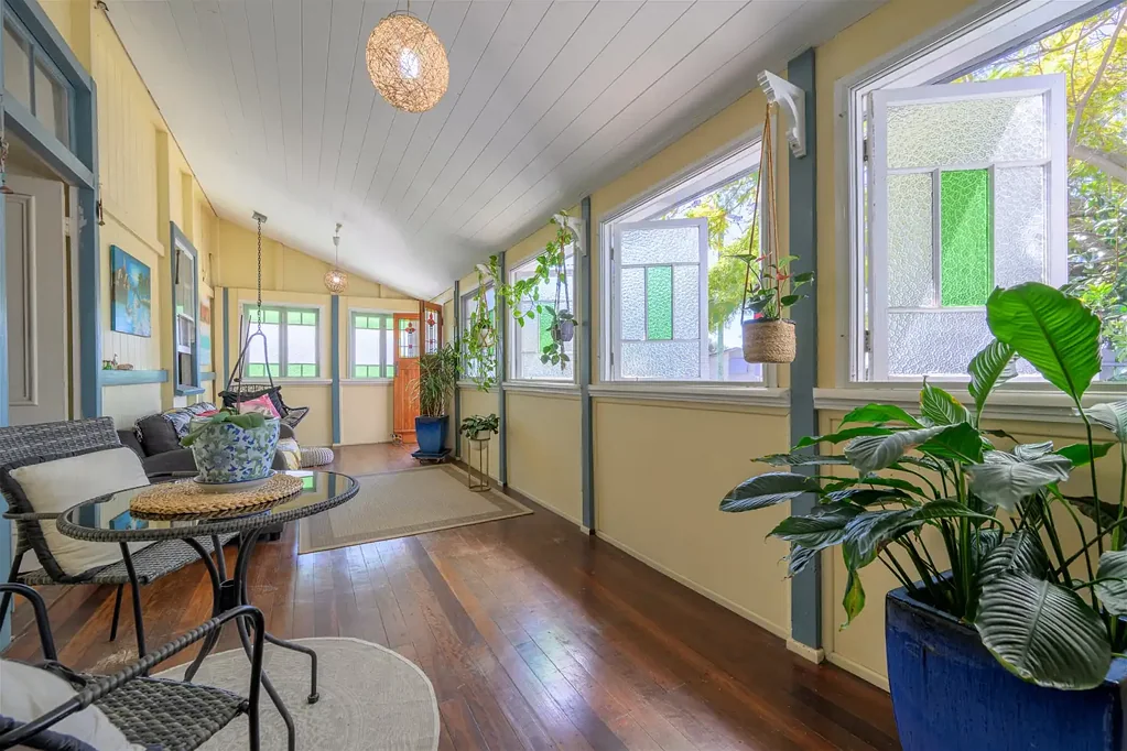South Gladstone 3房  Timeless Beauty! Gorgeous Character Filled Queenslander With Side Access!