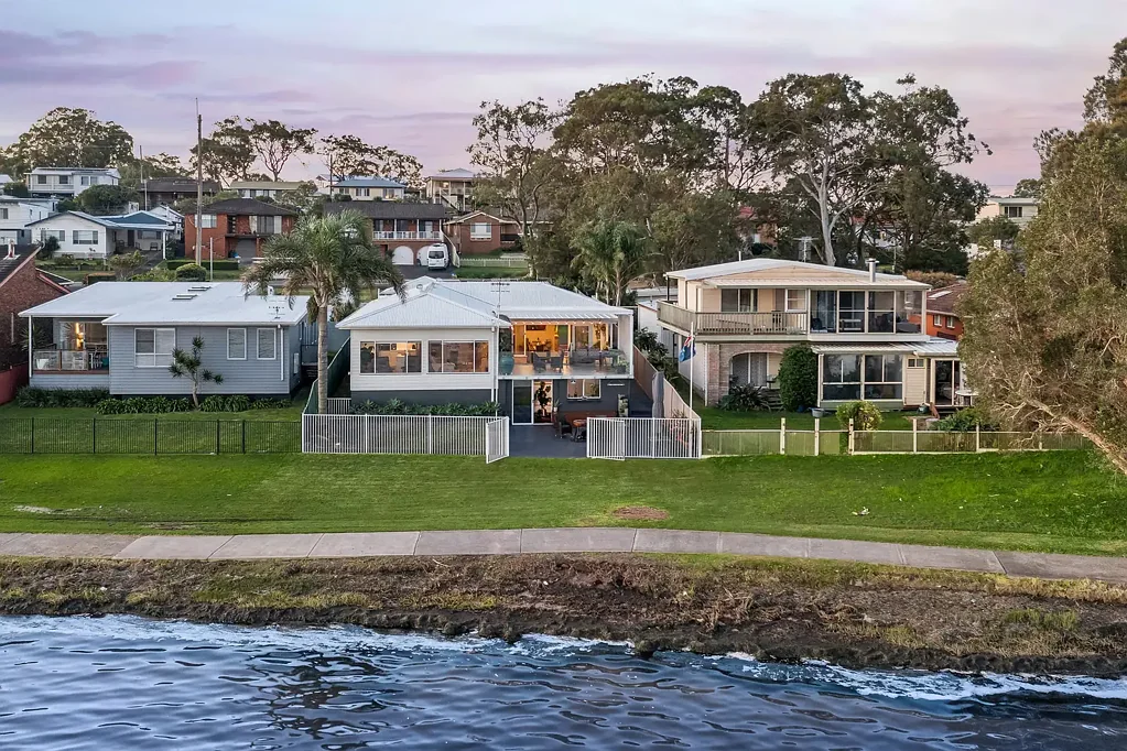 Budgewoi 4房  Luxurious waterfront living