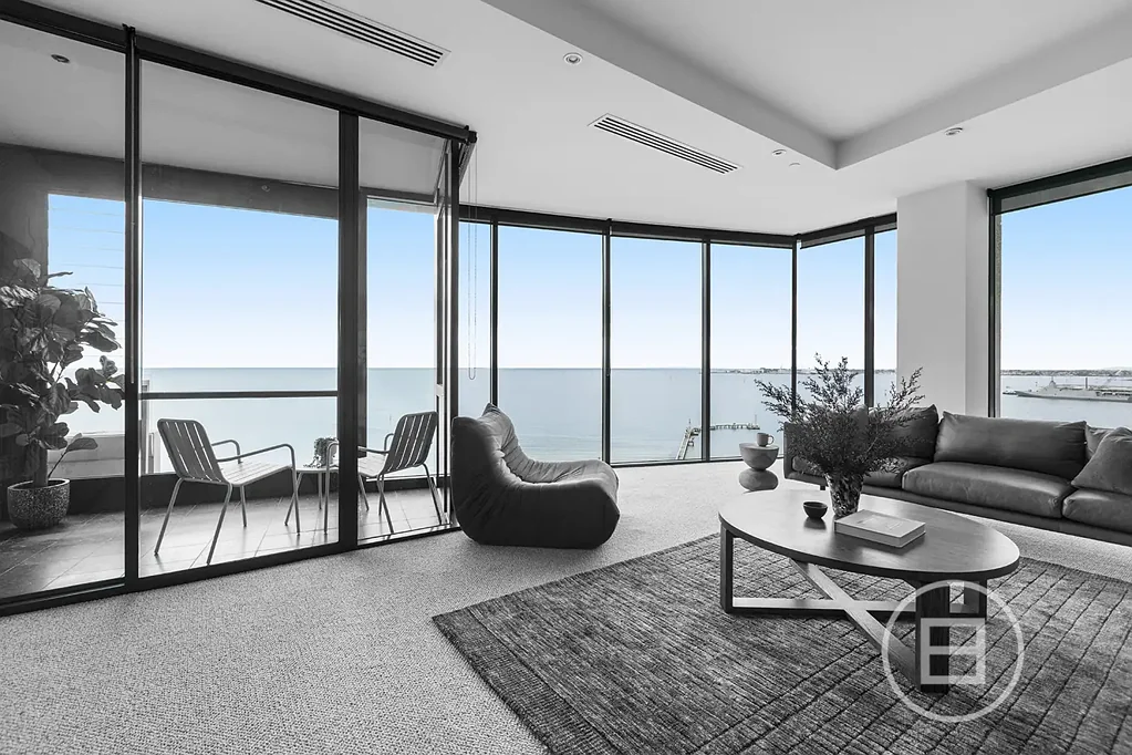 Port Melbourne 3房 高层壮丽景观 海湾全景视野 开放式生活区 家庭友好厨房 主卧带spa套间 全新豪华设施 礼宾服务 停车位充足 度假村式设施 Expressions of Interest