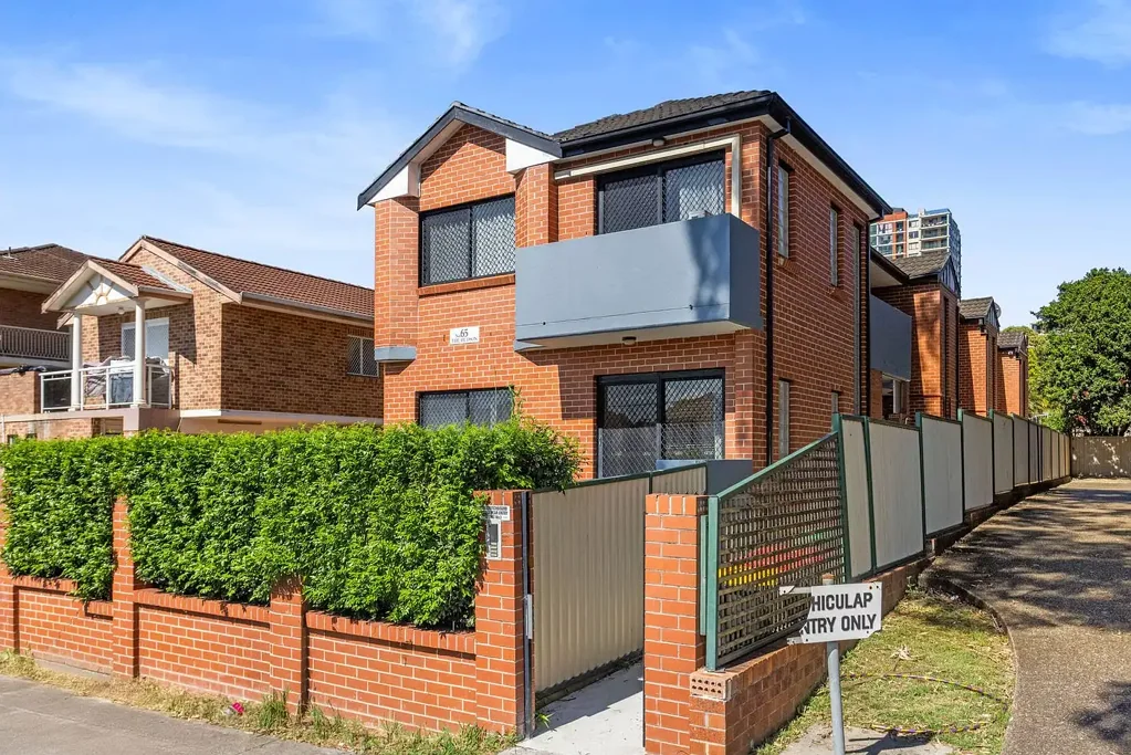 For Rent - Spacious & Modern Townhouse in a Convenient Hurstville Location