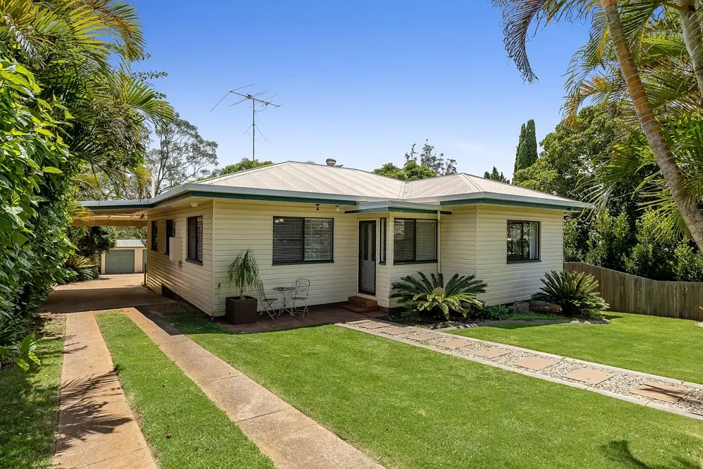 Cracker family home - Centenary School Catchment area!