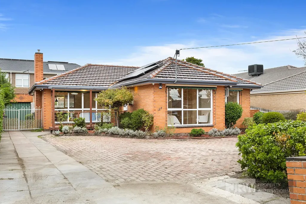 Glen Waverley 3房 宽敞土地649㎡ 多种生活可能 现代厨房石材台面 优质电器双门冰箱空间 便利设施环绕 公私名校云集 Room to Grow in Glen Waverley