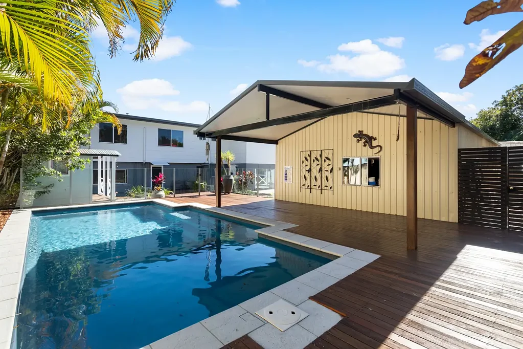 Deception Bay 3房 极致娱乐享受，度假村式生活与安全停车 The Ultimate Entertainer with Resort-Style Living & Secure Parking
