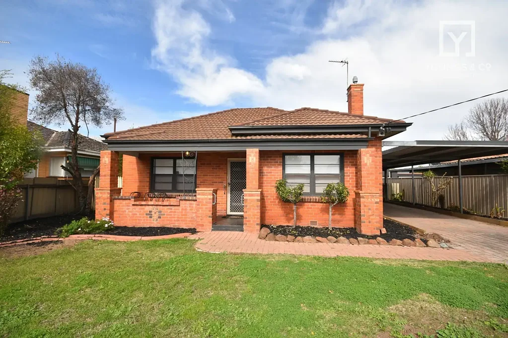 FULLY FURNISHED- TASTEFULLY RENOVATED HOME IN CBD