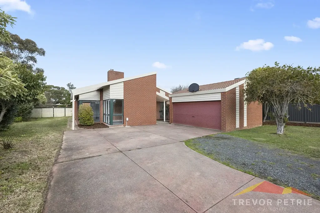 Alfredton 5 Bedroom Spacious Family Living on a Huge 1471sqm Allotment in Prime Alfredton Location