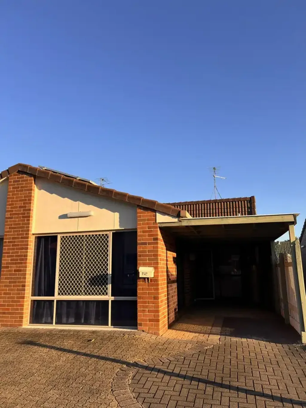 SEMI-DETACHED VILLA WITH BIG COURTYARD