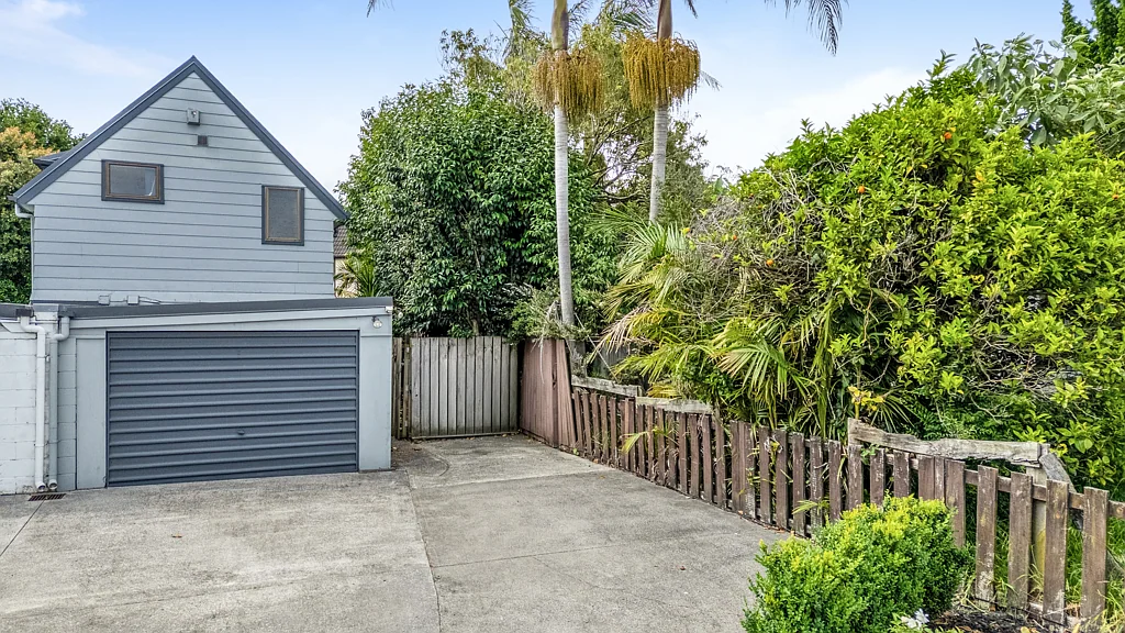 2/31 Challen Close, Conifer Grove, Papakura, Auckland