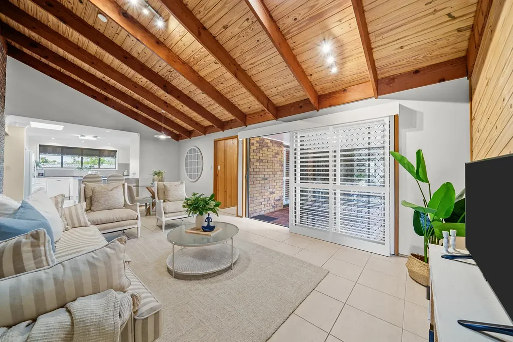 Ashmore 5房  Timeless Elegance on a Grand Scale - A Rare 1,254m2 Family Sanctuary Awaits