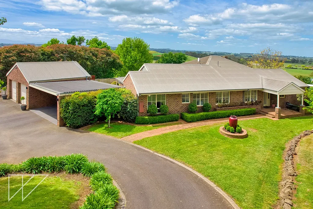 Warragul 4房  An Entertainer's Dream Living, Complete with Magnificent Views!