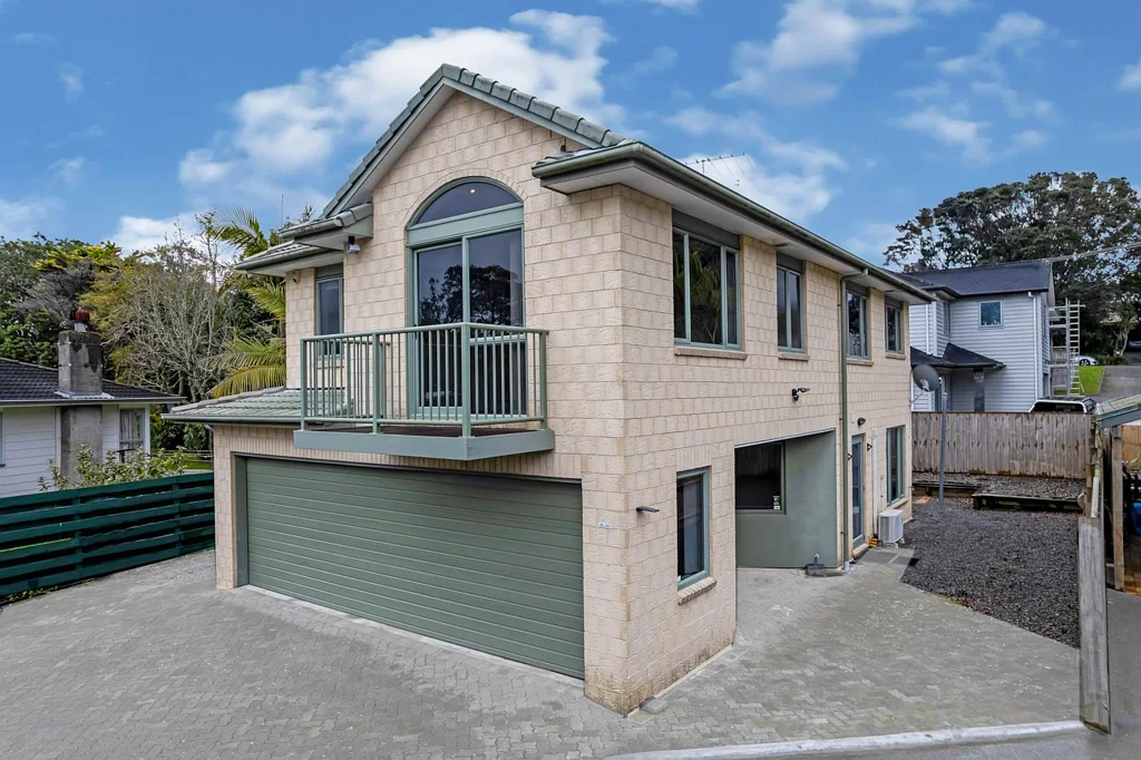 Glenfield 5房 低维护家庭住宅！带独立生活单元，内进式双车库，步行至购物中心，自住/出租皆宜！ 3 Bed 2 Bath Home plus 2 Bed Income
