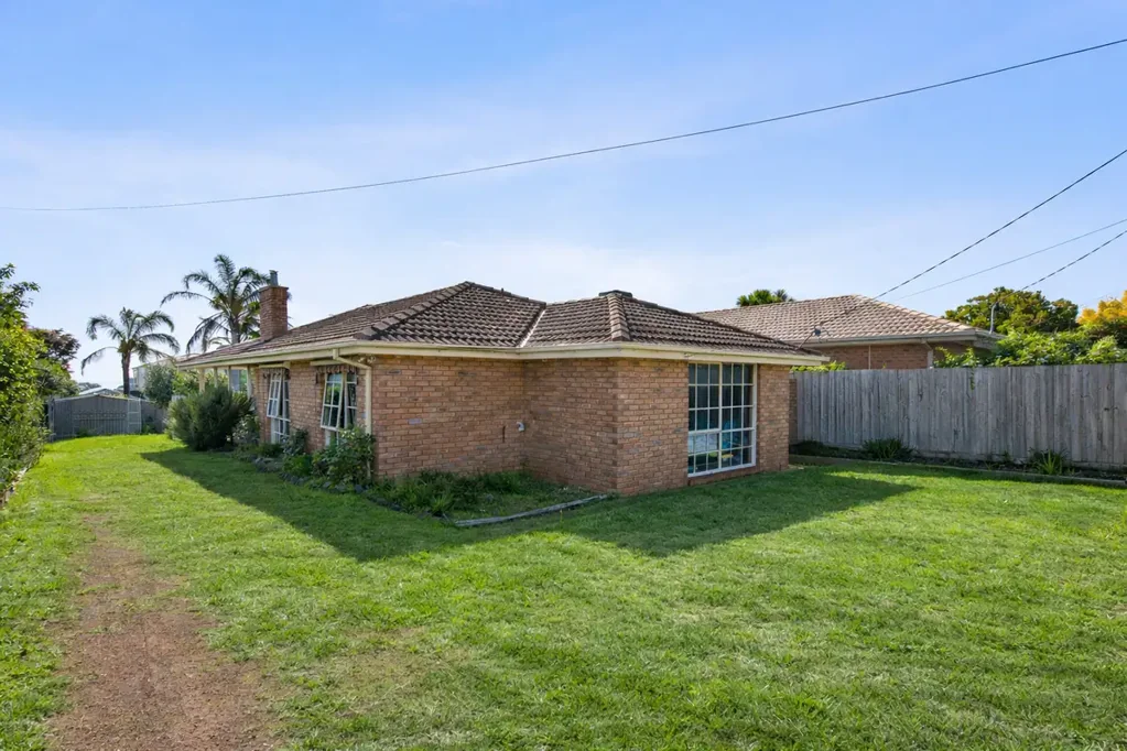 Clifton Springs 3Moenga Solid Brick Home on 585m² in a Prime Location and Glimpses of the Bay