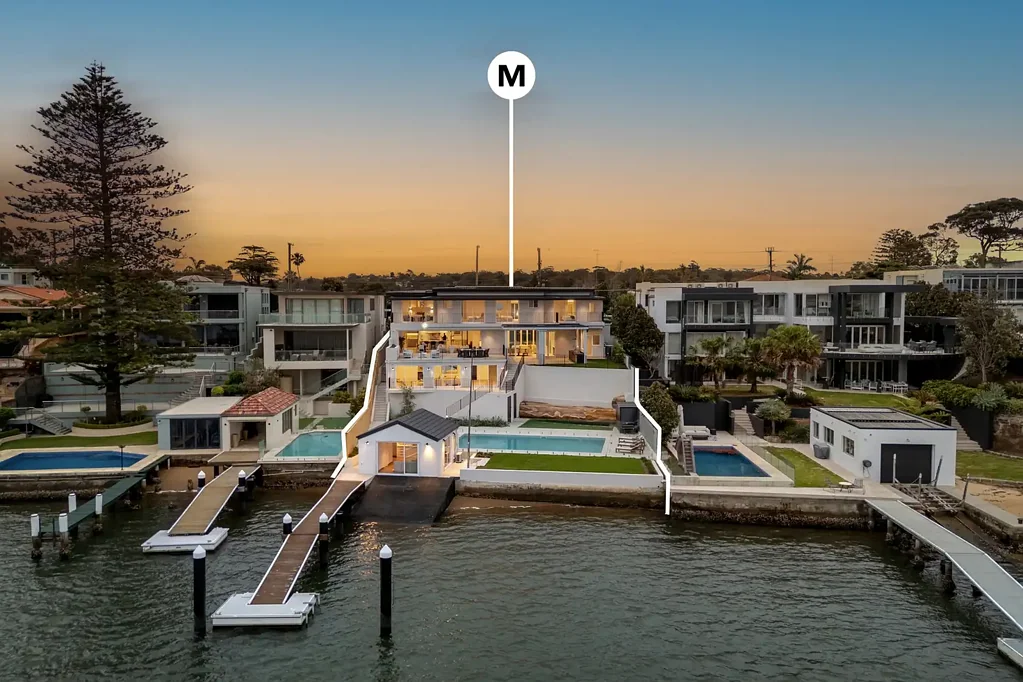 Kangaroo Point 6ਬੈੱਡਰੂਮ Palatial blue-ribbon waterfront with 28m frontage