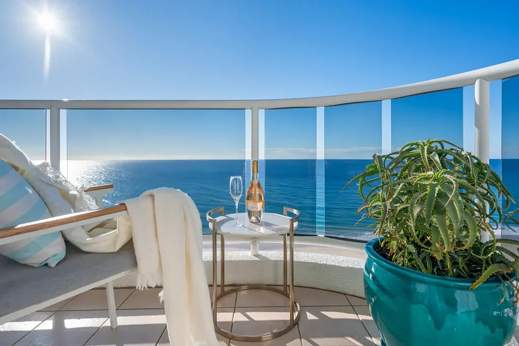 Main Beach 2房  Prestige Coastal Living in Iconic Main Beach Location
