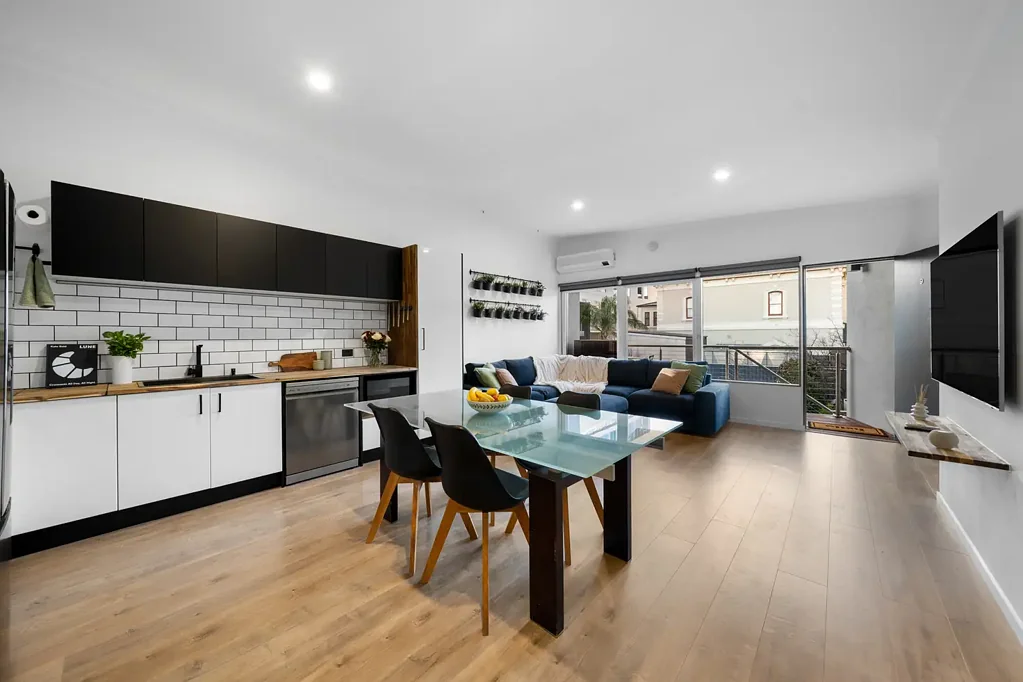 Adelaide 1房  Spacious City Fringe Unit in a Premier Parkland Location.