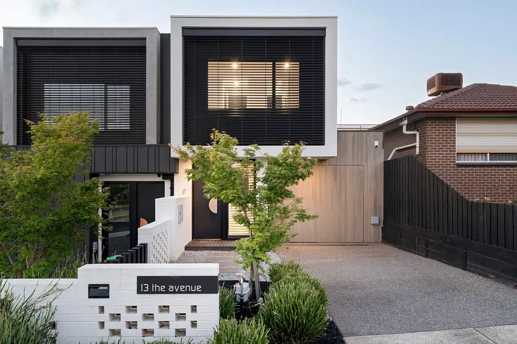 Niddrie 3房 现代两层住宅 设计大胆装修精致 超白多利omite厨房 Ariston电器 欧洲橡木地板 静音橱柜 双层玻璃 分区空调 私人花园 雨淋淋浴 环氧车库 优越位置 Bold Design Meets Effortless Luxury