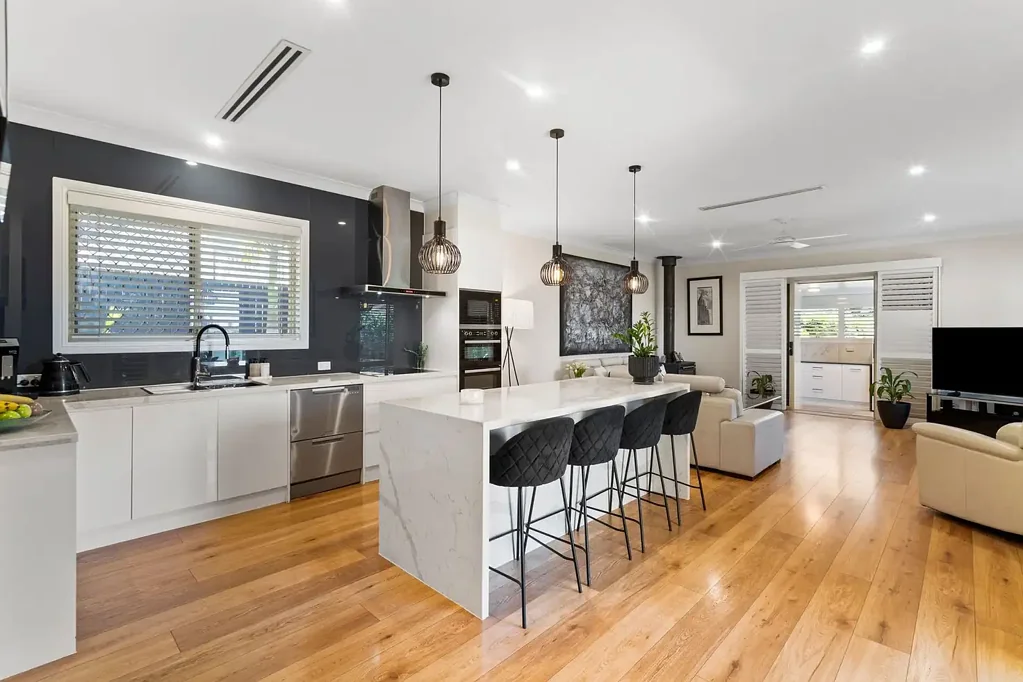 Benowa 8ห้องนอน Rare 8 Bedroom Residence with Flexible Dual Living and Income!
* Expression of Interest - All offers to be submitted by 7 June 2026