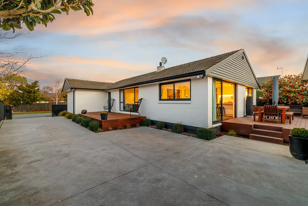 Burnside 4房  Renovated, Zoned, and Ready to Sell!