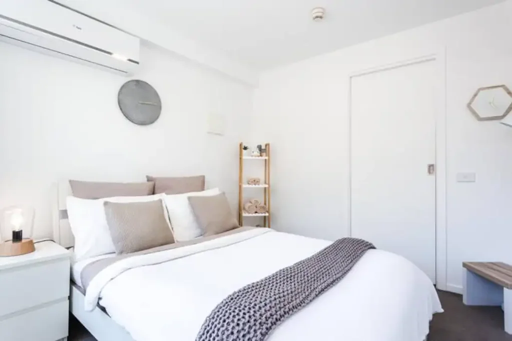 CHEAP RENT!! Amazing City Sunset Views + Fully Furnished + Bills Included + Central Heart of Prahran + Car Parking + Public Transport 1 min walk!