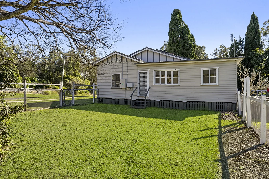 Withcott 3ห้องนอน Tidy Colonial Home on Acreage