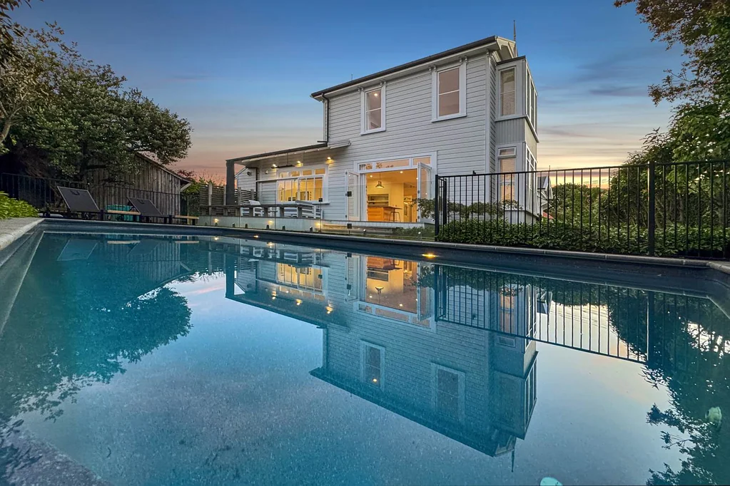 Devonport 5 Slaapkamer Grand Coastal Villa – Modern Comfort