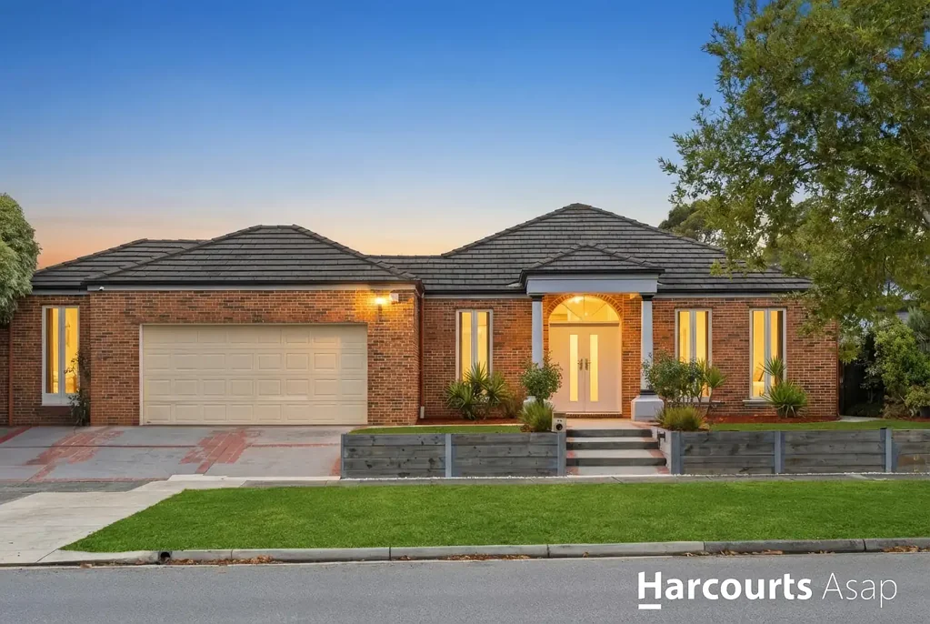 Narre Warren South 4房 宽敞705m²地块 四卧一书房 主卧步入式衣帽间 女主人厨房 电影室 太阳能节能 备受追捧区域 Contact Agent for your private viewing