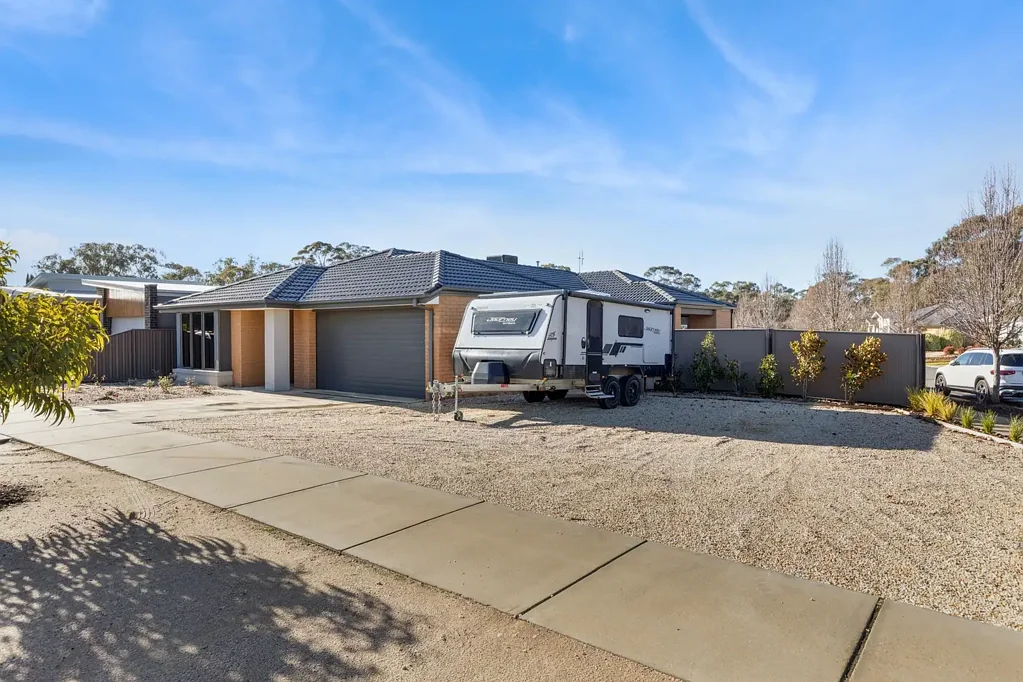 Immaculate 4 bedroom, Family home in Armitage Estate