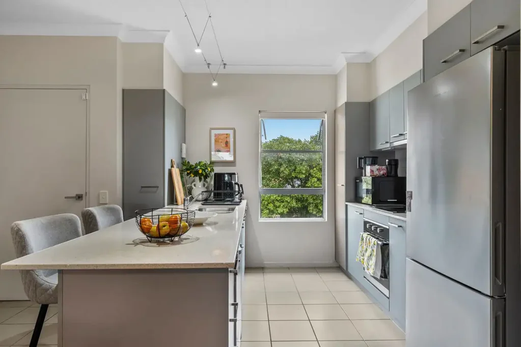 Runaway Bay 3غرفة نوم Live upstairs. Work downstairs. 2-in-1 living