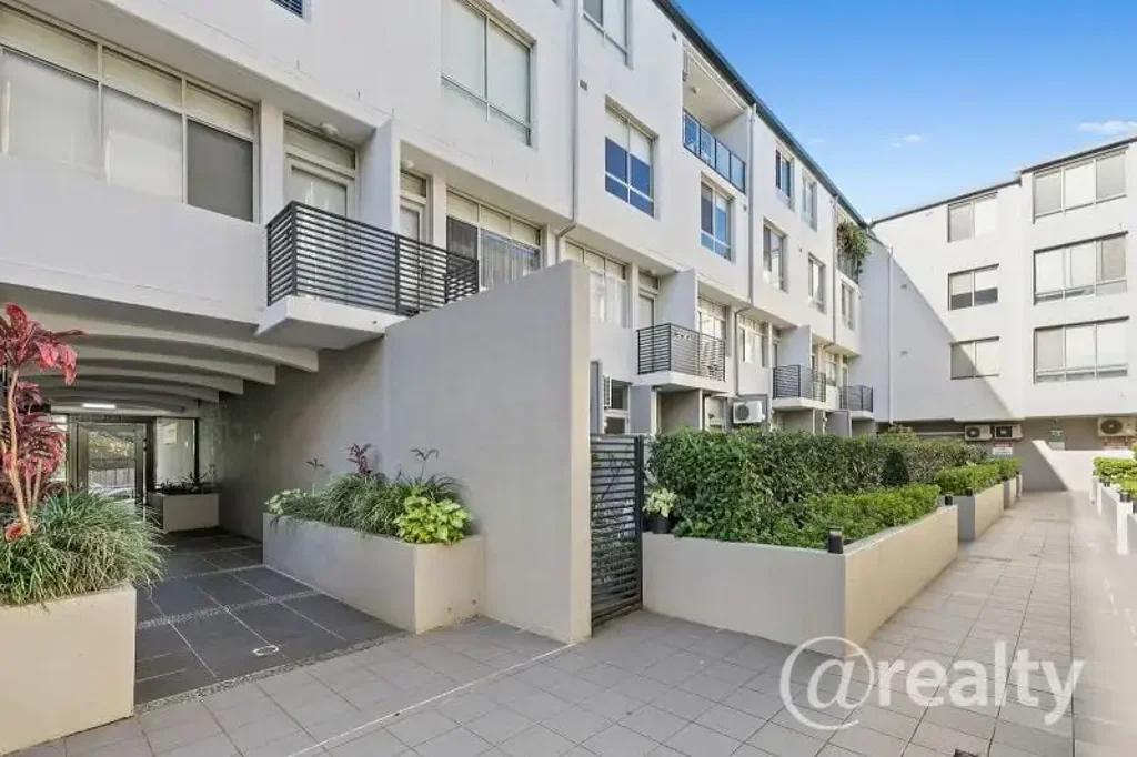 West Ryde 1غرفة نوم Top Floor unit positioned within a secure boutique complex.