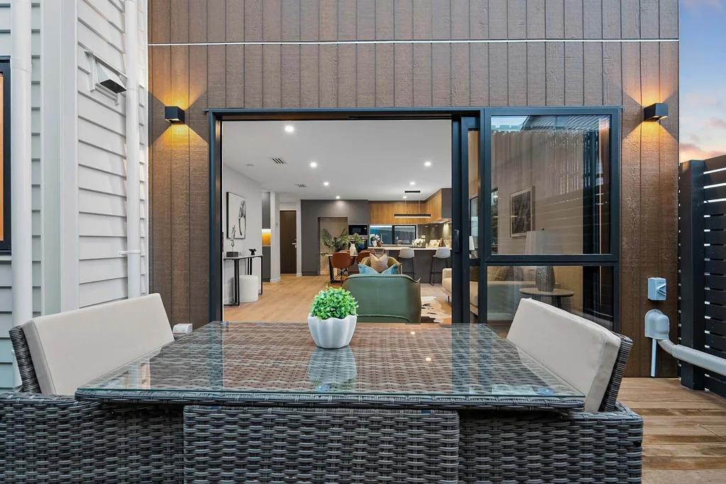 Rothesay Bay 3房 8套全新联排，  10年Master Build质保，  Rangitoto名校网，滨海生活理想之选！ Modern Coastal Living – Best Value in the Bays