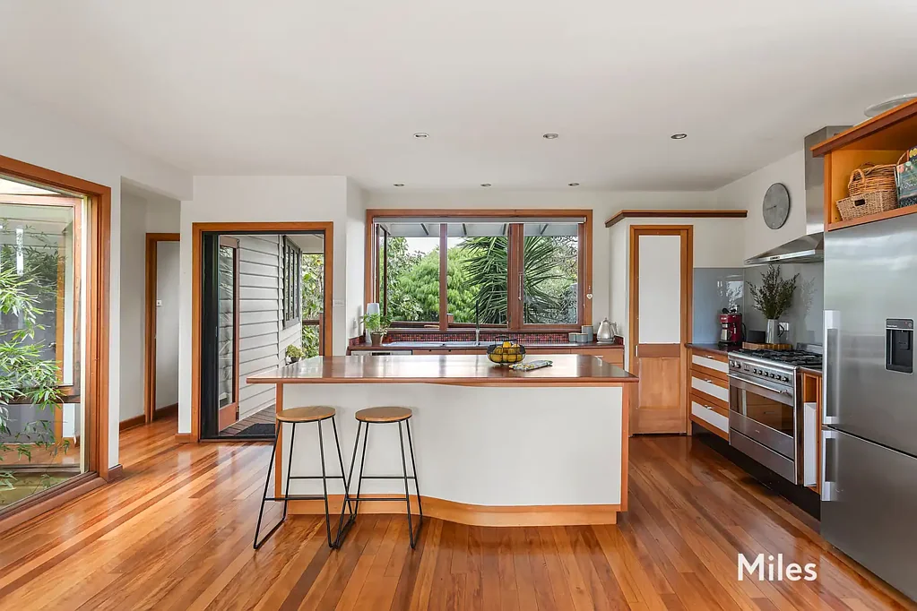 Heidelberg Heights 3房 两面朝向两层 两个街道入口 宽敞后院 现代风格 仓库风格 宽敞明亮 主卧步入式衣帽间 北向家庭工作室 巴厘岛风情庭院 自然光线 木梁吊顶客厅 Smeg&Bosch电器 私密后花园 无钥匙进入 两车位车库 UNDER OFFER-Unsurpassed Family Space, Style & Future Flexibility
