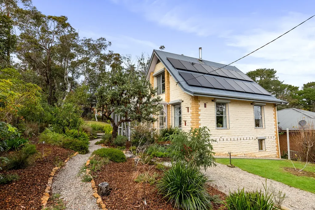 Lawson 3침실 Energy-Efficient Mud Brick Retreat with Bush Outlook, Solar, Battery & Village Convenience