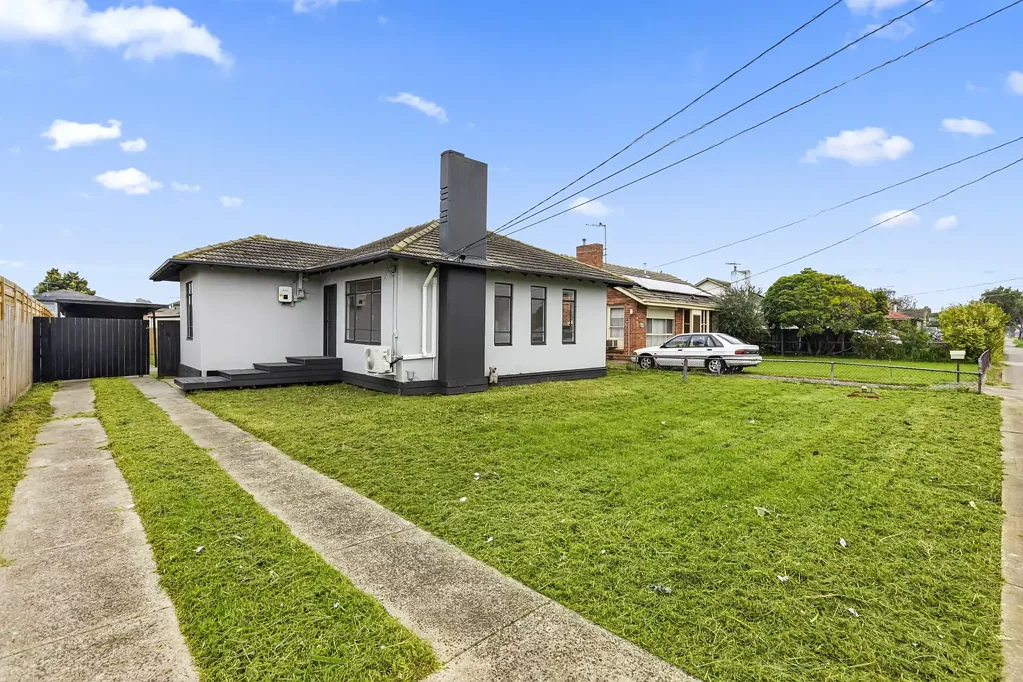 Well-Maintained Home Close to Schools, Shops & Transit