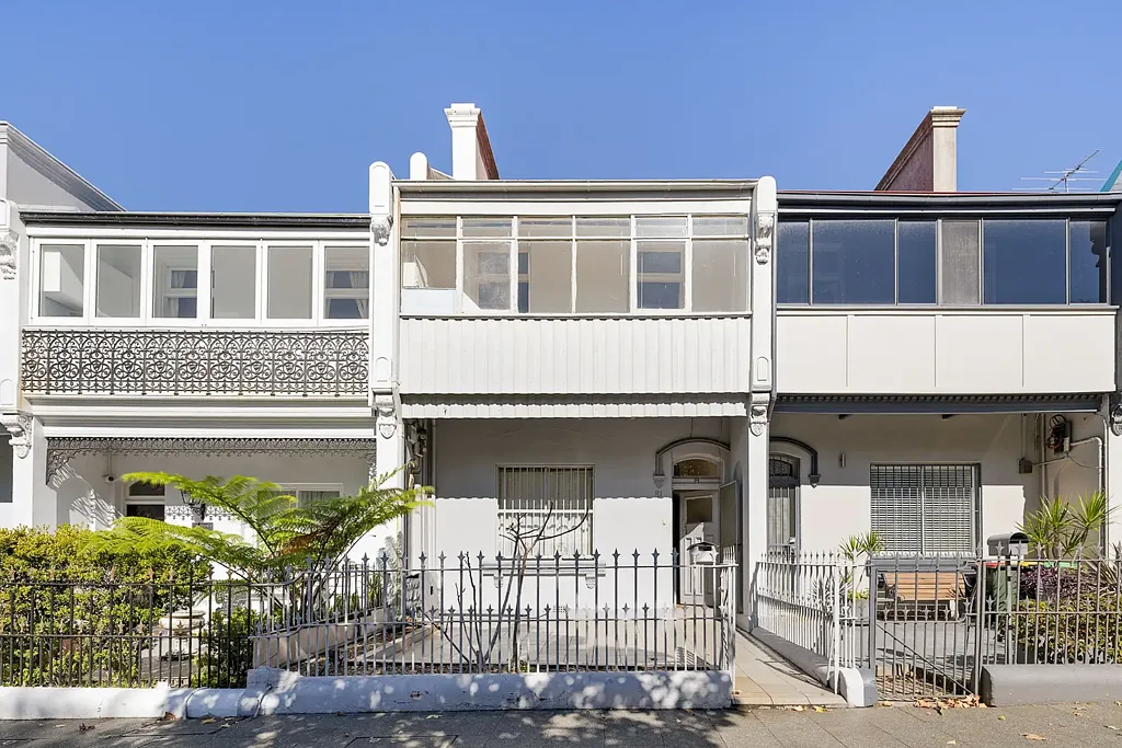 Redfern 4બેડરૂમ 5m wide village home / Mixed Use zoning / renovation opportunity