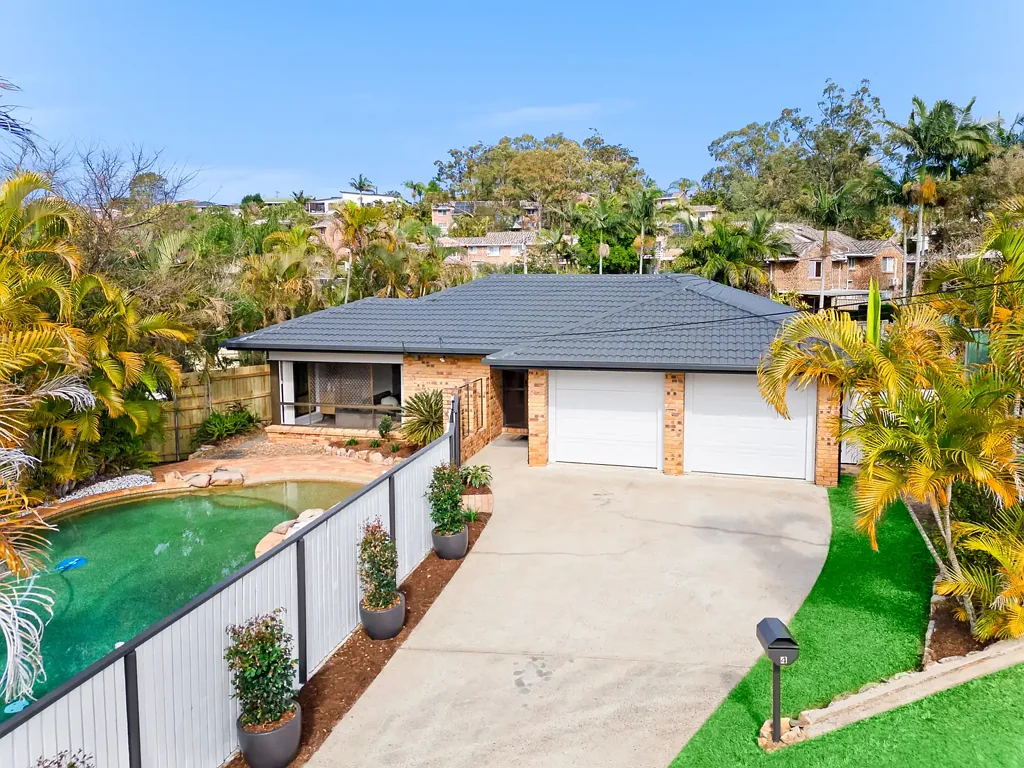 Rochedale South 4침실 FAMILY-FRIENDLY HOME WITH SPARKLING POOL - MINUTES FROM SHOPS, SCHOOLS & M1