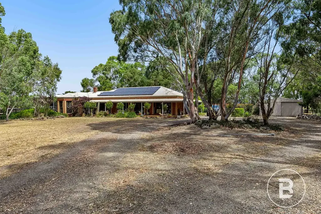 Snake Valley 4房  DELIGHTFUL FAMILY HOME WITH QUALITY SET UP FOR HORSES WITH TRACK AND STABLES.